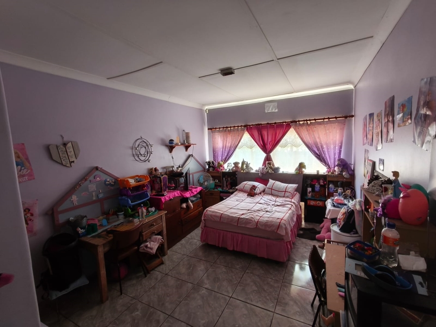 To Let 4 Bedroom Property for Rent in Oos Einde North West